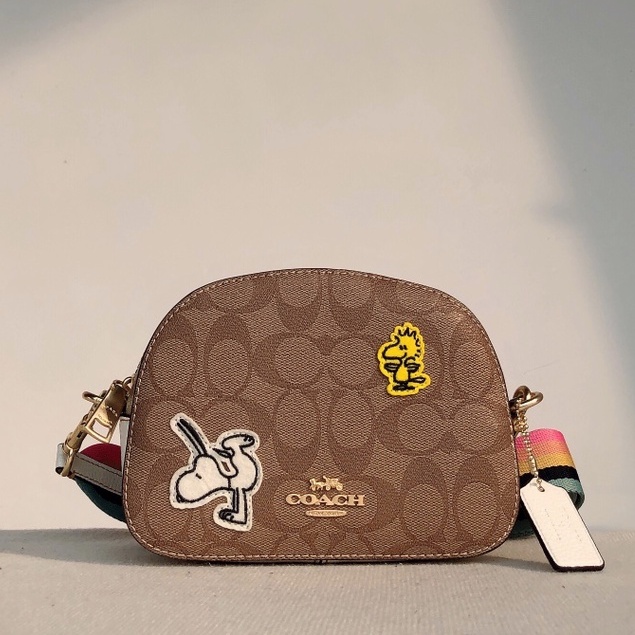 111/NBCH4238   4238 Coach Peanuts Snoopy Co-branded Small Steamed Bun Bag Shoulder Bag Messenger Bag Size: 16*11*5 cm   xjb