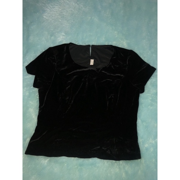 Top / atasan hitam bludru model crop preloved