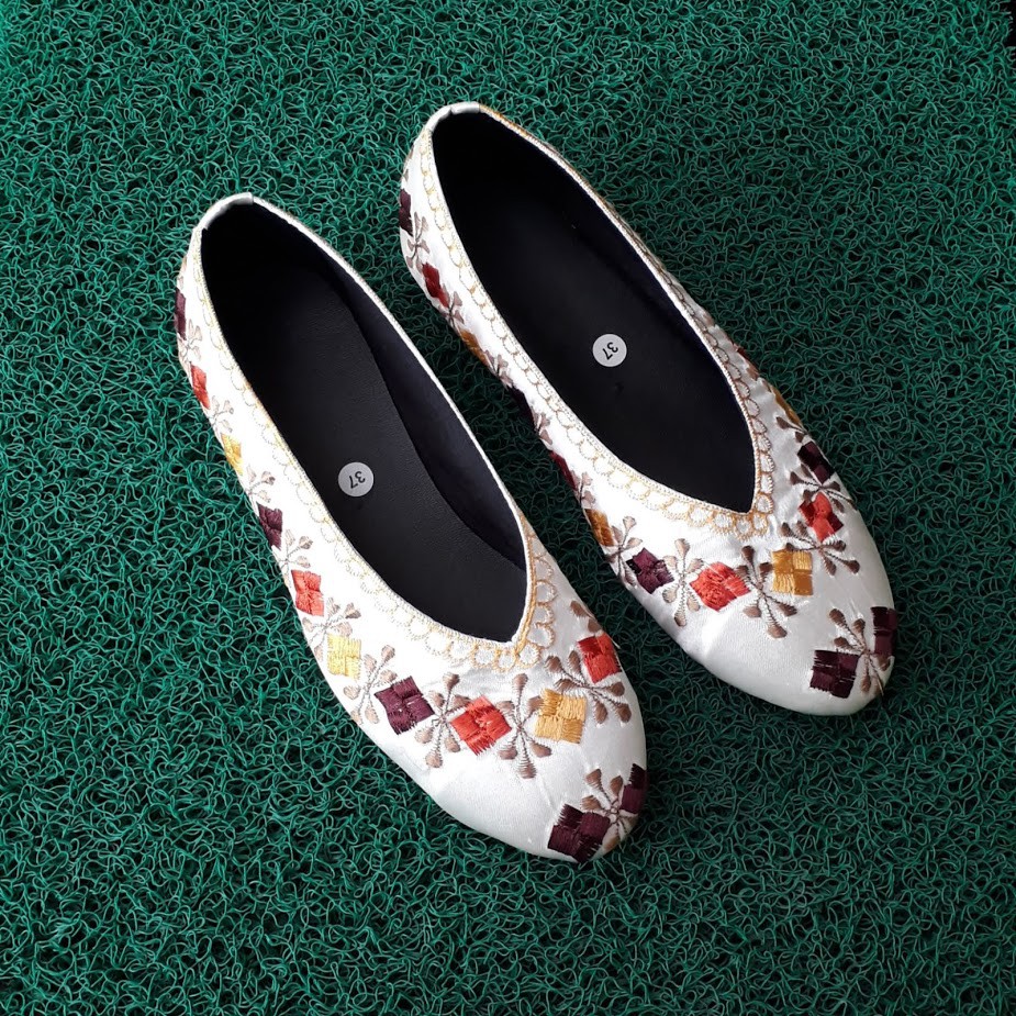 etnik fashion sepatu wanita flat slip on bordir terbaru murah ketupat putih