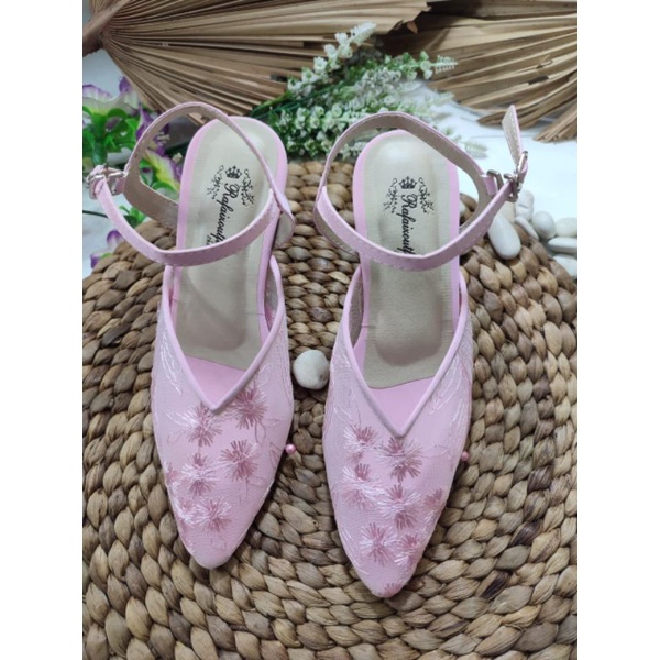 sepatu rafaizoutfit model Yumna pink tali 7cm.lancip