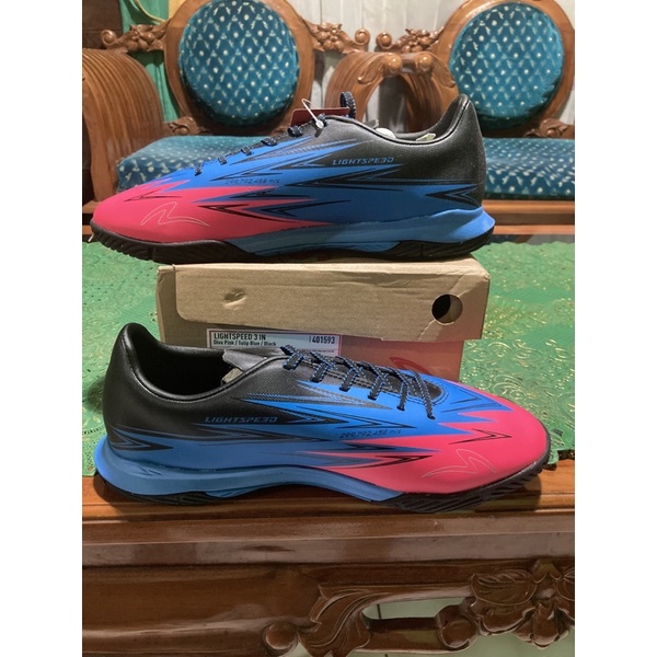 Sepatu futsal specs lightspeed 3 in diva pink tulip blue black