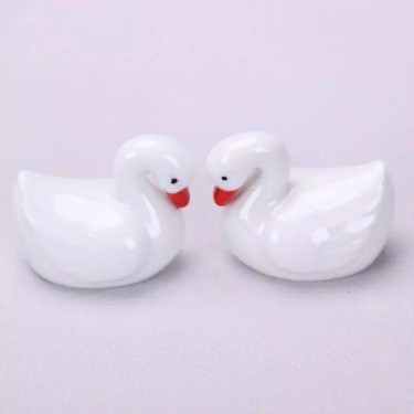 Pajangan Tatakan Alas Sumpit Keramik Bentuk Sepasang Angsa Swan Putih