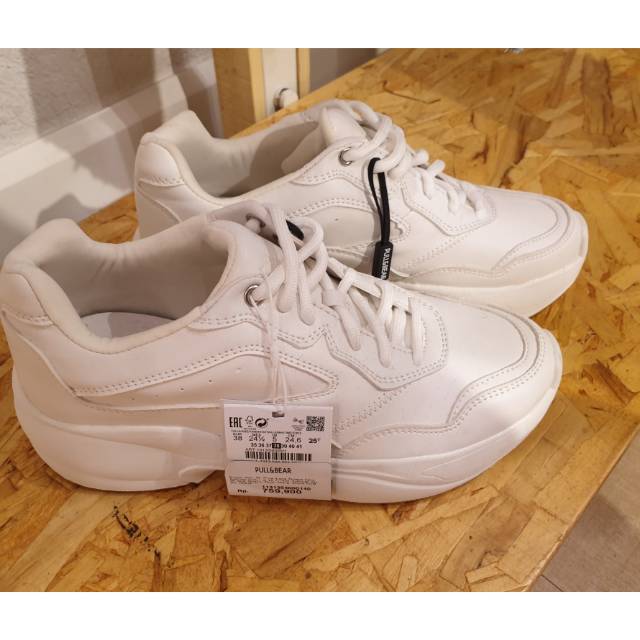 Sepatu pull&bear full white