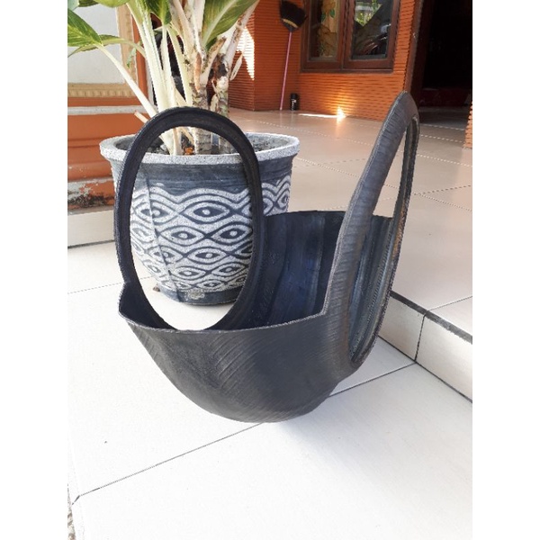 Ayunan Bayi dan Anak dari Ban Bekas