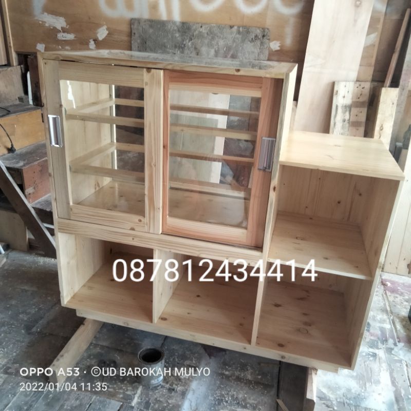etalase kaca terbuat dari kayu jati Belanda finishing natural