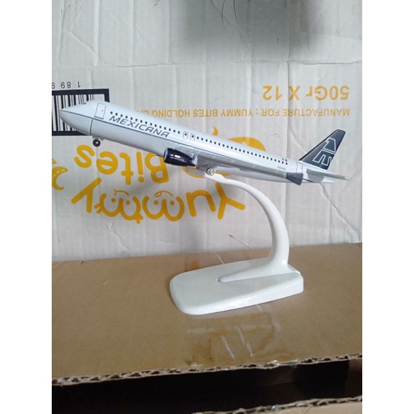 miniatur pesawat terbang Airbus MEXICANA original full besi ada rodanya