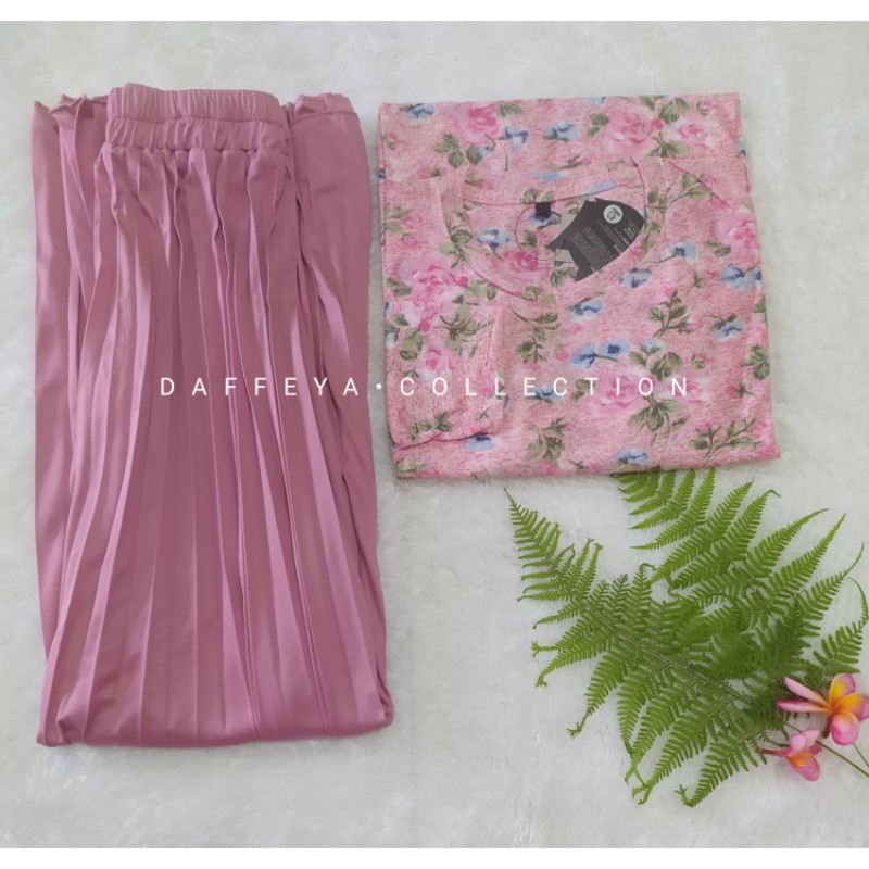 Kaos dan Rok Plisket