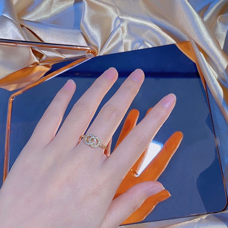 Eropa Amerika Fashion Gaya Baru Interlocking Ring Double O Letter Ring Diamond-studded Influencer Gaya Yang Sama Cincin Perempuan Anti-fading Pasangan Cincin Reksa Hadiah