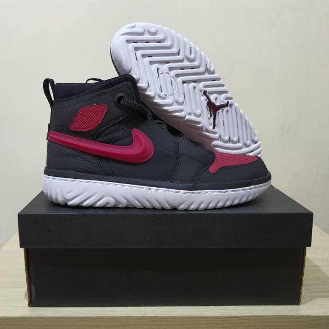 SEPATU BASKET AIR JORDAN 1 REACT BLACK RED