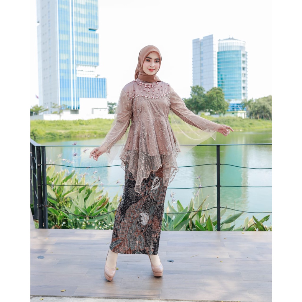 Vanriz Kebaya-Kebaya Wisuda Tile Mix Tutu Rok Plisket