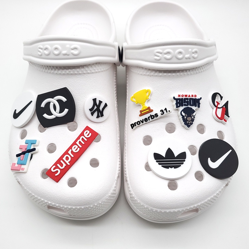 Fashion brand logo Jibbitz Crocs pin wanita charms sandal DIY Aksesoris Bahan Untuk Dekorasi Sepatu Hadiah anak pria