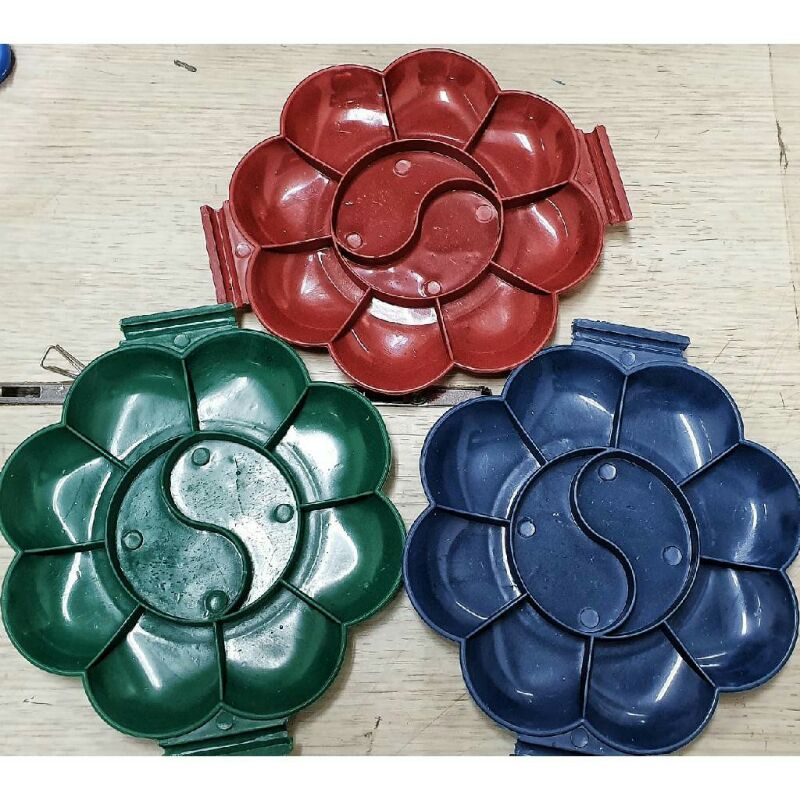 

Piring Cat air/Palet Lukis