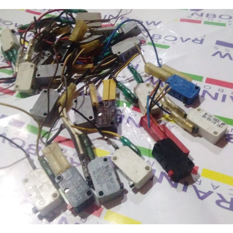 switch micro switch saklar 2 dan 3 kaki lengkap sama soket nya  original