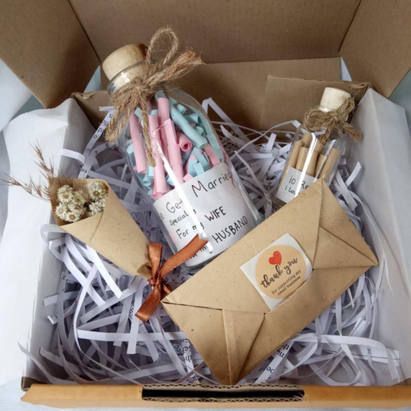 

Sparepart.craft Botol Kaca tutup kayu - Hampers Gift Box - wish in Bottle - Wish in Jar - Kado lucu Gift Box untuk Anniversary Ulang tahun pernikahan wisuda seserahan hiasan kamar aesthetic stuff DIY dekorasi meja