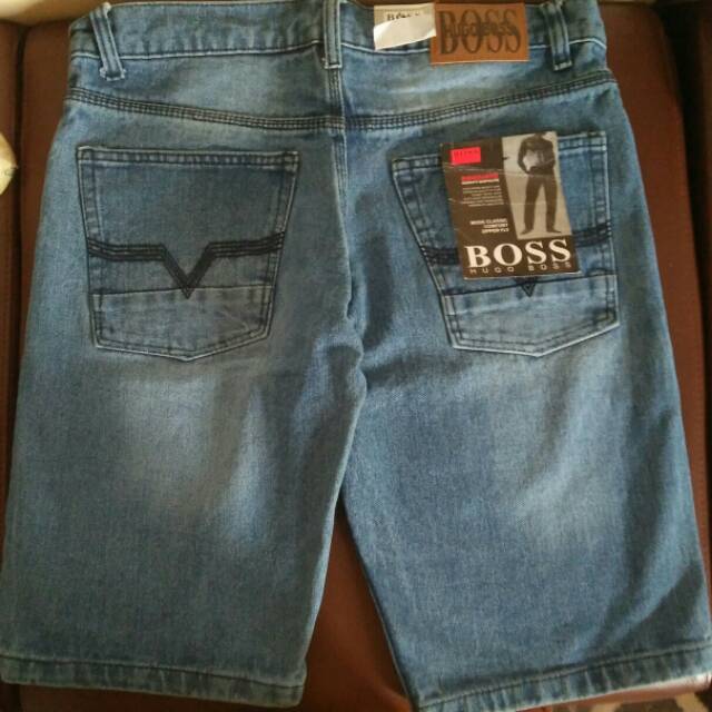 Celana jeans pendek merk BOSS ukuran 34