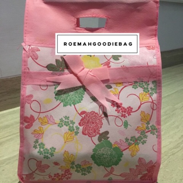 

Tas Spunbond Pita Kayu 22 Motif/Tas Besek/Hajatan/Kotak Nasi/Tas Souvenir