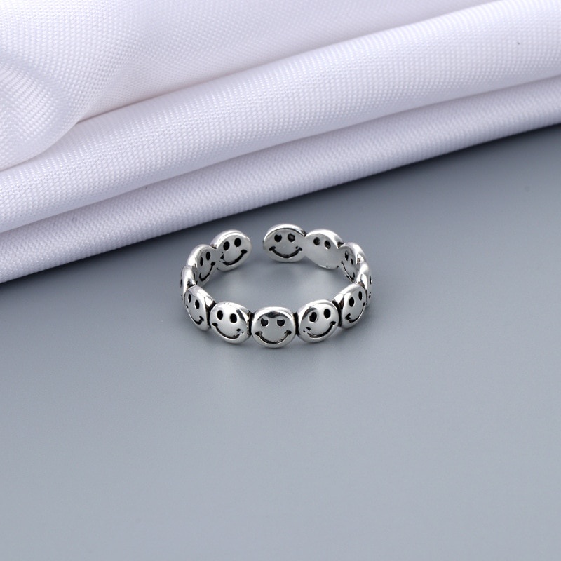 Cincin Model Terbuka Adjustable Desain Smiling Face Warna Silver Gaya Punk Hip-Hop Vintage Untuk Wanita