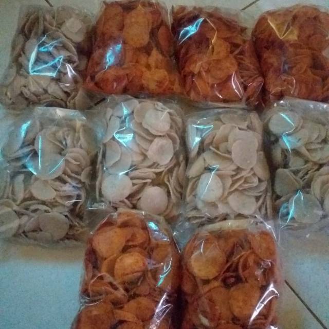 

Kerupuk,makeroni dan basreng. Cemilan pedas dan original