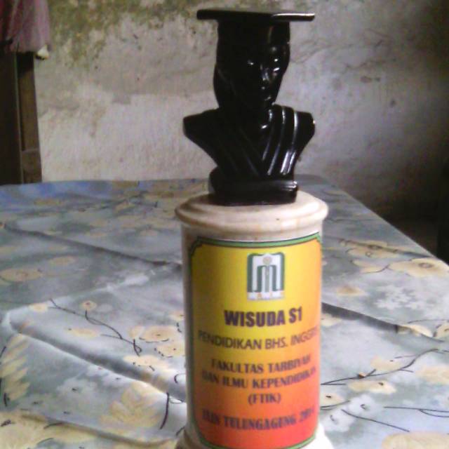 Patung wisuda marmer Tulungagung