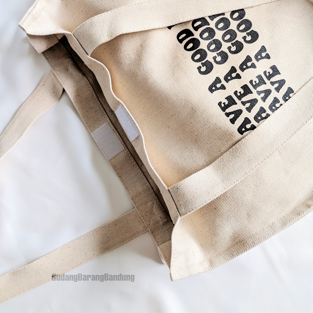 Tote Bag Kanvas dengan Desain Square 'Good Day': Gaya yang Ceria untuk Aktivitas Anda!