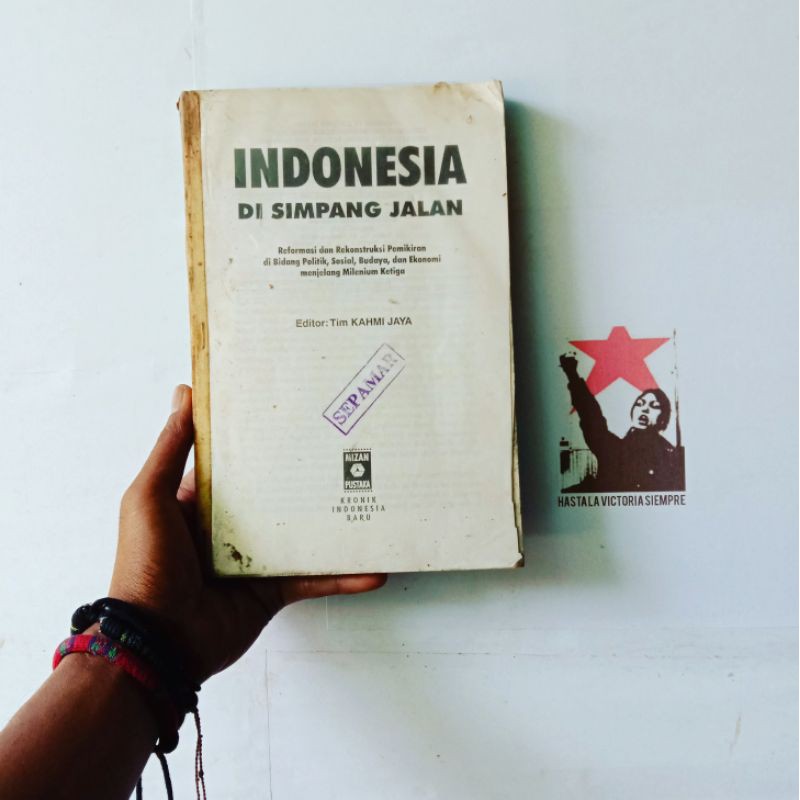Indonesia di Simpang Jalan by Kuntowijoyo dkk
