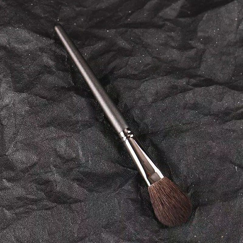 Picasso blush brush 702