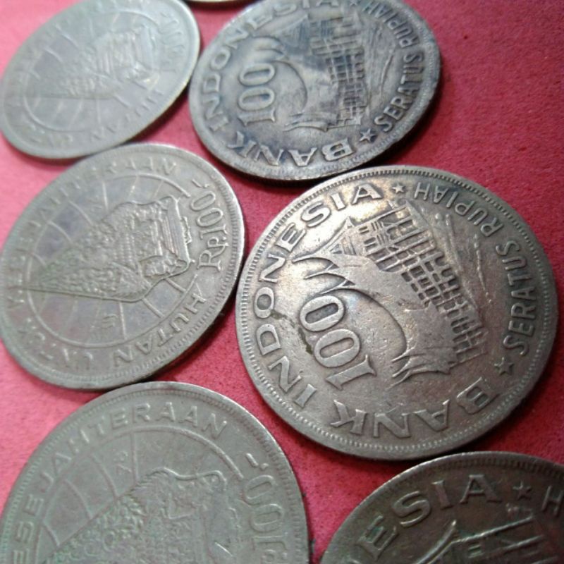uang koin 100 rupiah gambar wayang atau gunungan dan rumah adat jadul vintage antik lawas kuno