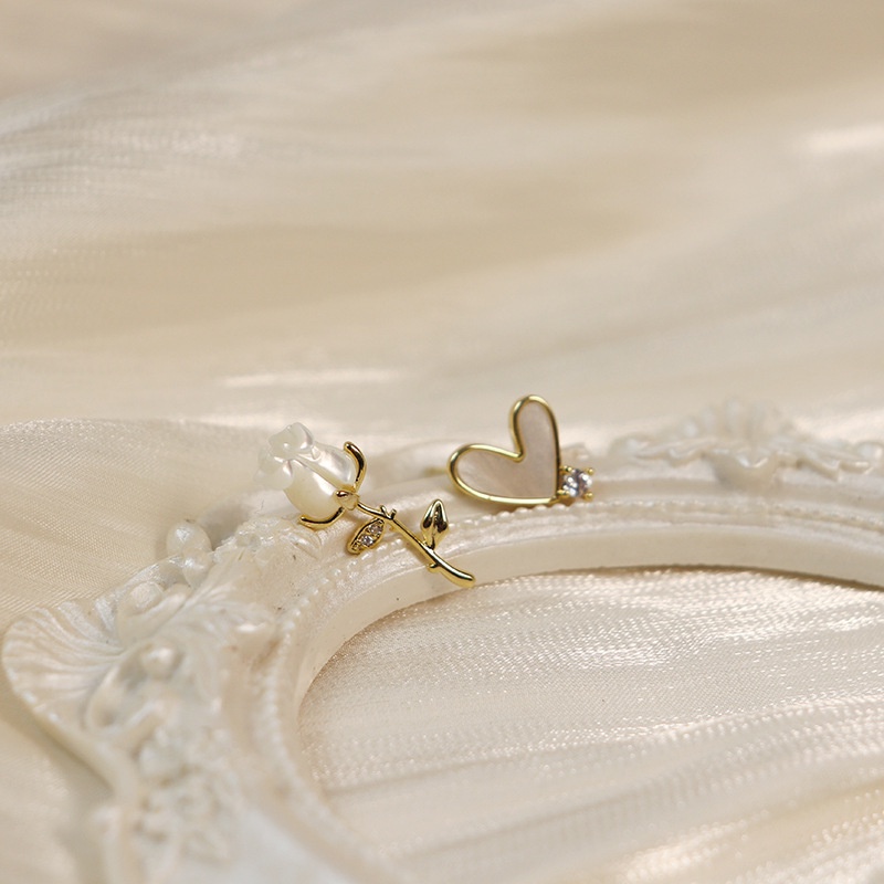 Anting Stud Bentuk Hati Mawar Putih Asimetris Gaya Vintage Korea Untuk Wanita