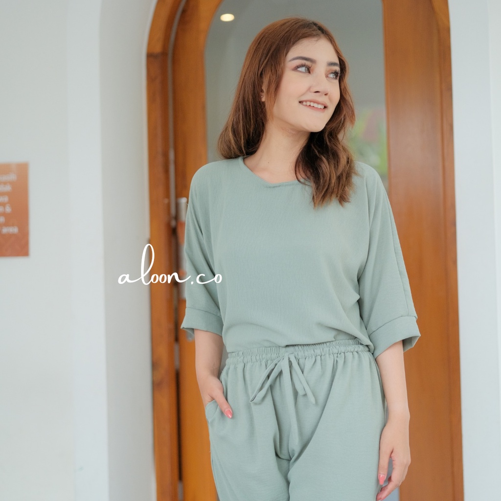 Aileen One Set Pendek Crinkle Airflow – Baju One Set Wanita – Setelan Wanita Premium