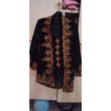 Atasan bludru hitam pengantin