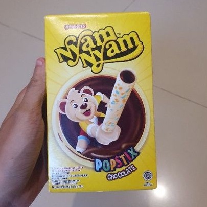 

Nyam Nyam POPSTIX CHOCOLATE Biskuit Wafer Roll coklat 48gr.