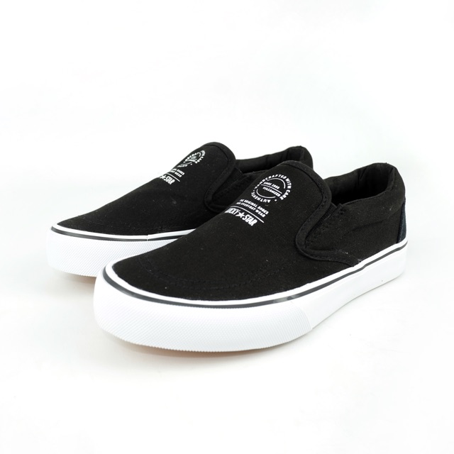 Sepatu Kanvas - Lucky Star Slip On Black/White