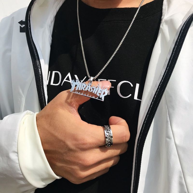 Gaya selebriti Mesin api hip hop titanium ornamen pendinginan kalung titanium steel pria dan wanita