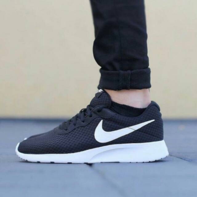 black nike trainers tanjun