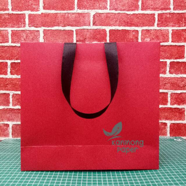 

Paper Bag Besar dan Tebal Merah Mewah 29X10X28( Fancy Bling Bling)