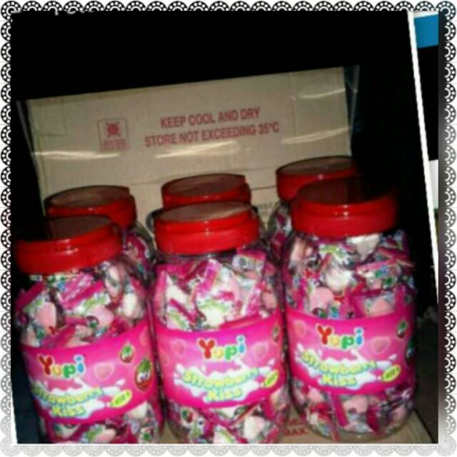 

Permen Yupi Strawberry kemasan Toples isi 125pc