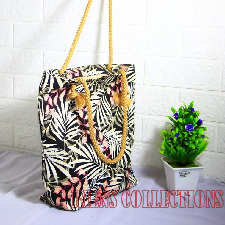 RIENS COLLECTIONS. TOTEBAG TALI KEPANG SUMBU MOTIF FLORAL PALM HITAM