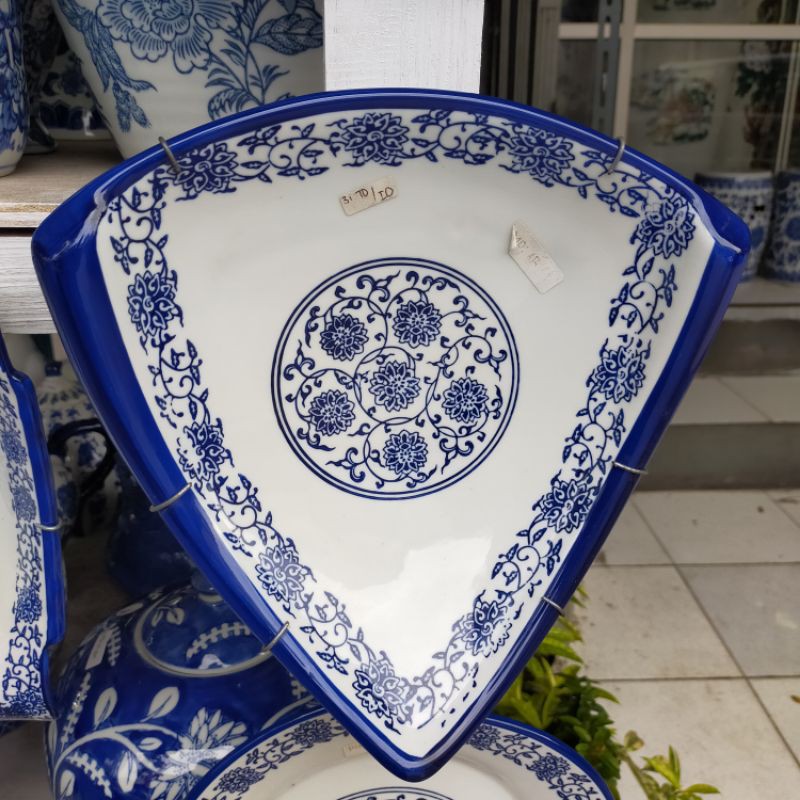 Piring saji keramik biru putih model segitiga/ Piring ikan keramik import