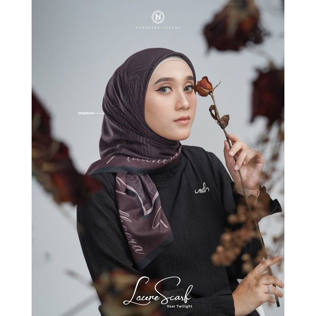 HIJAB / KRUDUNG / JILBAB SEGI EMPAT SIMPEL, MOTIF MEWAH, TERBARU DARI NADHEERA 150 × 150 LAURE SCARF