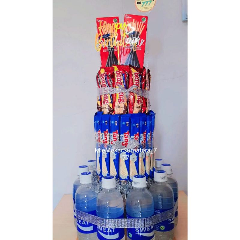 

SNACK TOWER/KUE ULANGTAHUN/SNACK CAKE/SNACK TART/SNACK ULTAH/BIRTHDAY TOWER/KADO ULTAH/KADO WISUDA/BUCKET/ULANG TAHUN/SET HADIAH/KUE TART/HAMPERS