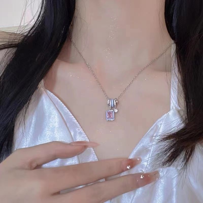 Kalung Dengan Liontin Bentuk Kotak Aksen Berlian Imitasi Bahan Zirkon Warna Pink Gaya Korea Untuk Wanita