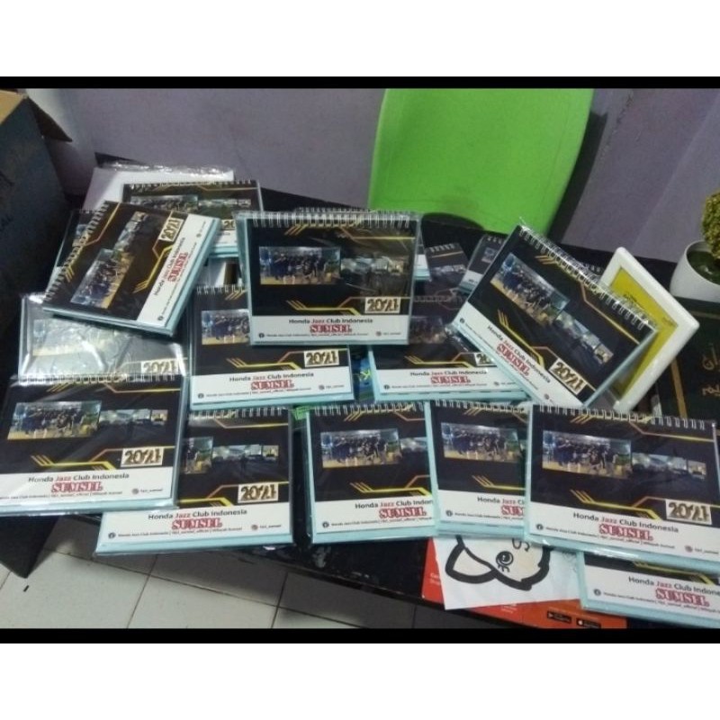 

Kalender Meja / Kalender Duduk Custom (Foto & desain Sesukamu) ini