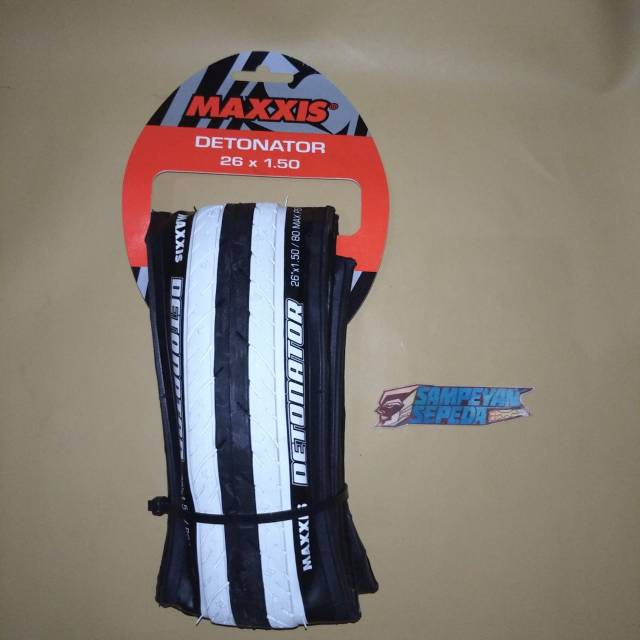 Ban Luar Sepeda Maxxis Detonator 26x150 Hitam Putih
