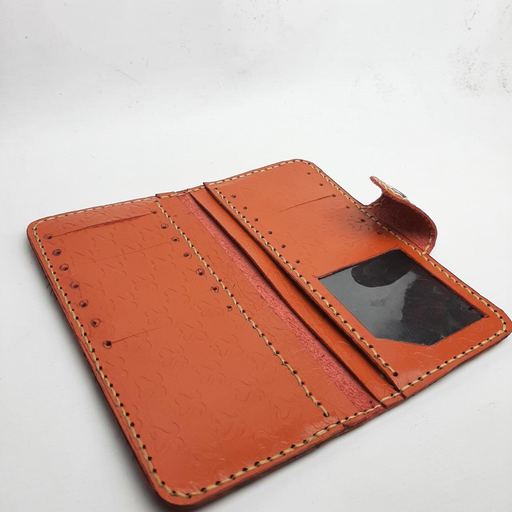 Dompet kulit sapi asli motif handmade memiliki 13 slot dan 4 tempat penyimpanan uang