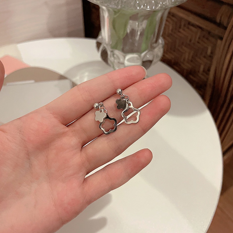 Anting Tusuk Motif Bunga Kecil Lucu Warna Silver Untuk Wanita