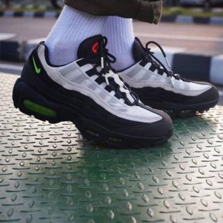 white nike airmax 95