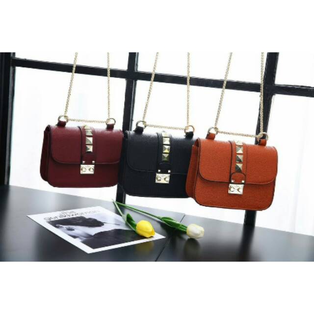 Valentino Rockstud Slingbag 
Sandradewi Valentino Garavani Bag GV-912