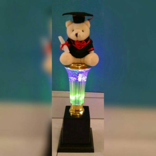 Piala boneka wisuda