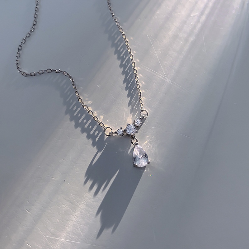Kalung Rantai Klavikula Hias Liontin Berlian Bahan Zirkon Warna Silver Gaya Korea Untuk Perempuan