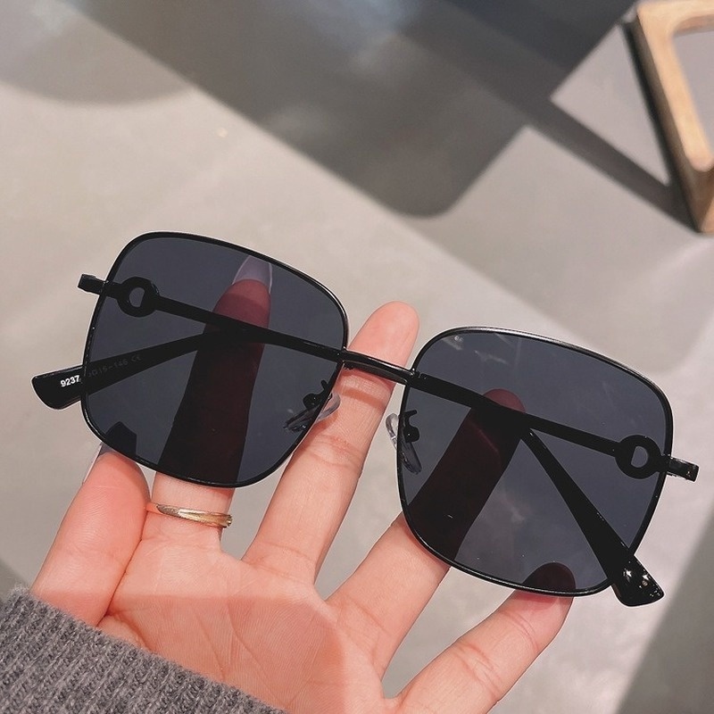 Kacamata Hitam Wanita Bentuk Kotak Bahan Metal Gaya Retro Untuk Musim Panas